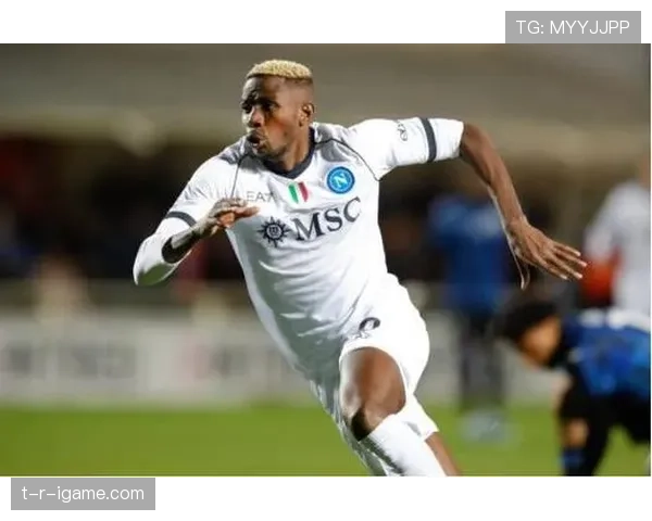 那不勒斯球迷热情高涨，全力支持奥西姆亨冲刺赛季巅峰