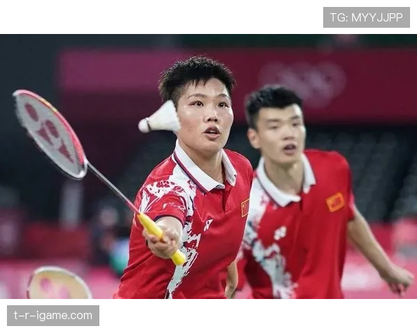 黄东萍手戴几根名牌手链，嘴里啃着夜市烤串，这反差笑抽了