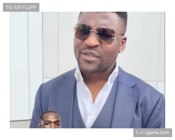 乔恩·琼斯家冰箱里塞满蛋白粉，连狗都练出腹肌了