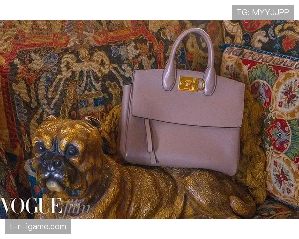 拉菲尼亚比赛里拼得像邻家小伙儿，出隧道背个大牌包直接把画风拉满