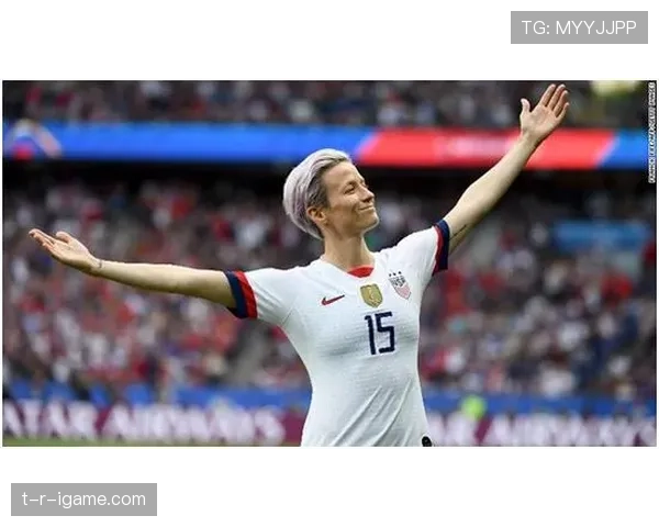 梅根·拉皮诺在游艇上啃外卖，这反差把我看懵了